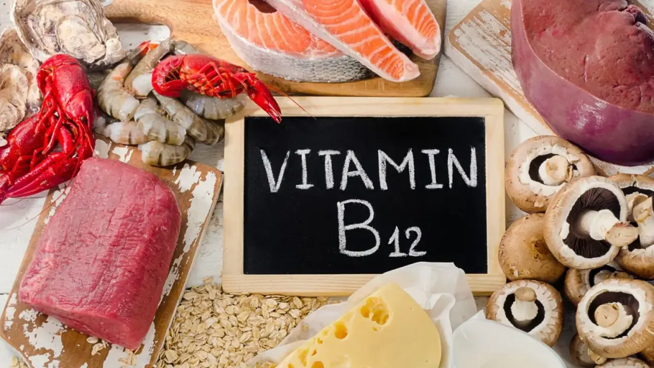 Produkty bogate w witaminę B12: wołowina, łosoś, krewetki, ostrygi, wątróbka, ser, grzyby, płatki owsiane.