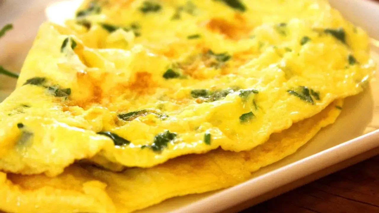 Złocisty omlet z ziołami, idealny na śniadanie. Proste i pyszne dieta niskowęglowodanowa przepisy.