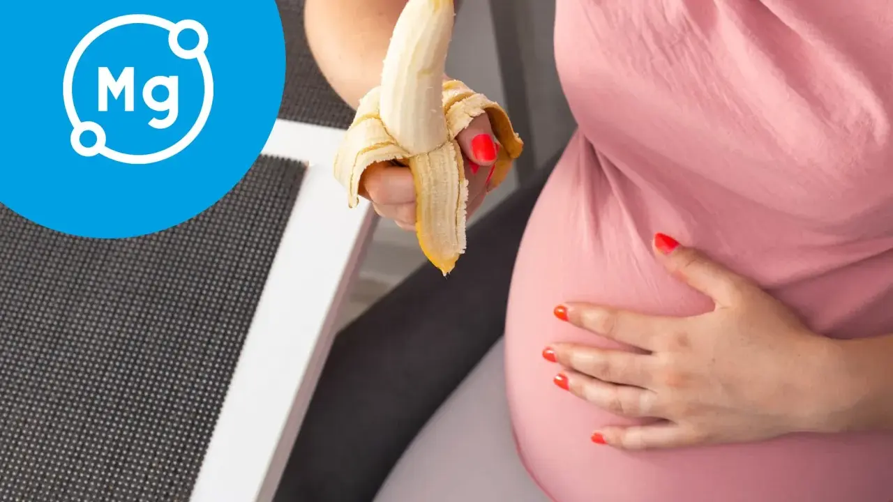 Ciężarna kobieta je banana, symbolizującego magnez w ciąży.
