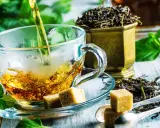 Czy zielona herbata obniża ciśnienie? Zaparzona w szklanej filiżance, z kostkami cukru i świeżą miętą, kusi aromatem.