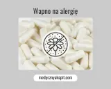 Białe kapsułki, symbol przekreślonego kwiatka i napis "Wapno na alergie" sugerują pomoc w walce z objawami uczulenia.