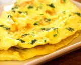 Złocisty omlet z ziołami, idealny na śniadanie. Proste i pyszne dieta niskowęglowodanowa przepisy.
