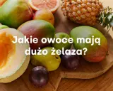 Różnorodne owoce, w tym mango, gruszka, śliwki i melon, prezentowane jako źródło żelaza.