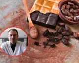 Czy gorzka czekolada jest zdrowa? Naukowiec w białym fartuchu analizuje ziarna kakao, tabliczkę gorzkiej czekolady i kakao w proszku.