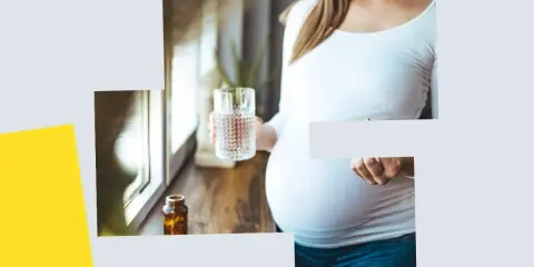Ciężarna kobieta trzyma szklankę wody i kapsułkę. Dba o siebie, rozważając suplementację kolagenem w ciąży.