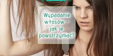 Zmartwiona kobieta trzyma garść włosów, doświadczając nadmiernego wypadania włosów. Napis: "Wypadanie włosów - jak je powstrzymać?".