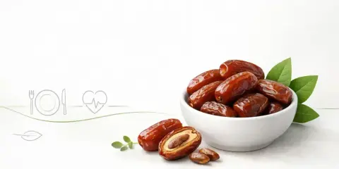 Misternie ułożone daktyle w misce i obok, z symbolem serca i sztućców w tle. Czy daktyle są zdrowe? Tak, to naturalna bomba witaminowa!