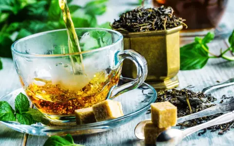Czy zielona herbata obniża ciśnienie? Zaparzona w szklanej filiżance, z kostkami cukru i świeżą miętą, kusi aromatem.