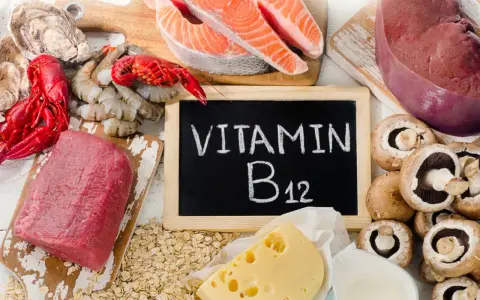Produkty bogate w witaminę B12: wołowina, łosoś, krewetki, ostrygi, wątróbka, ser, grzyby, płatki owsiane.