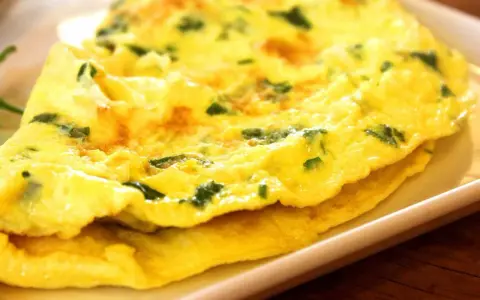 Złocisty omlet z ziołami, idealny na śniadanie. Proste i pyszne dieta niskowęglowodanowa przepisy.
