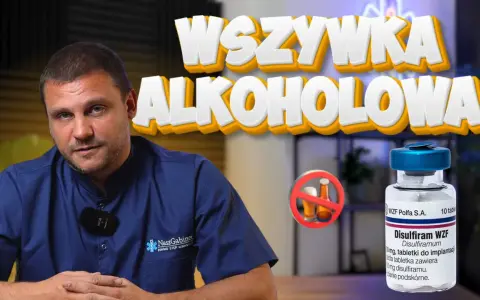 Mężczyzna w kitlu i buteleczka Disulfiramu WZF. Czy to esperal co to jest?