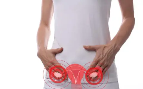 Kobieta z rękami na podbrzuszu, gdzie widoczny jest zarys narządów rodnych z zaznaczonymi czerwonymi okręgami. Ilustracja sugeruje torbiel na jajniku objawy.