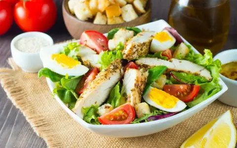 Sałatka z kurczakiem, jajkiem i pomidorami, idealna na dietę kopenhaską. Menu pełne świeżości i smaku.