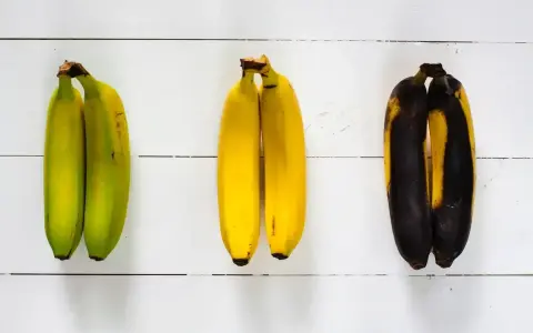 Trzy pary bananów: zielone, żółte i mocno dojrzałe. Czy banan jest lekkostrawny? Zależy od stopnia dojrzałości!