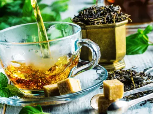 Czy zielona herbata obniża ciśnienie? Zaparzona w szklanej filiżance, z kostkami cukru i świeżą miętą, kusi aromatem.