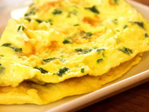 Złocisty omlet z ziołami, idealny na śniadanie. Proste i pyszne dieta niskowęglowodanowa przepisy.