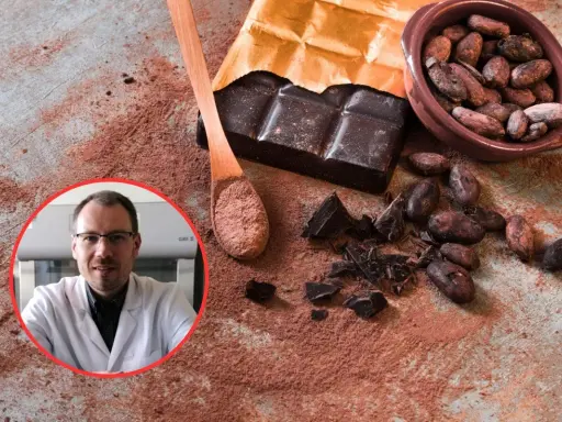 Czy gorzka czekolada jest zdrowa? Naukowiec w białym fartuchu analizuje ziarna kakao, tabliczkę gorzkiej czekolady i kakao w proszku.