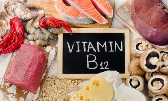 Produkty bogate w witaminę B12: wołowina, łosoś, krewetki, ostrygi, wątróbka, ser, grzyby, płatki owsiane.