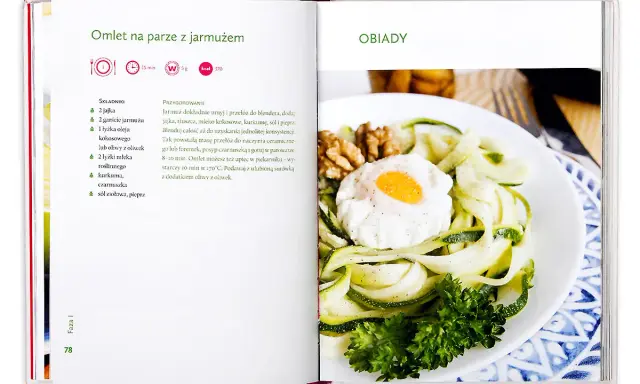 Omlet na parze z jarmużem, idealny na obiad w diecie dr Dąbrowskiej. Lekkie danie z jajek i jarmużu, z dodatkiem orzechów i ziół.