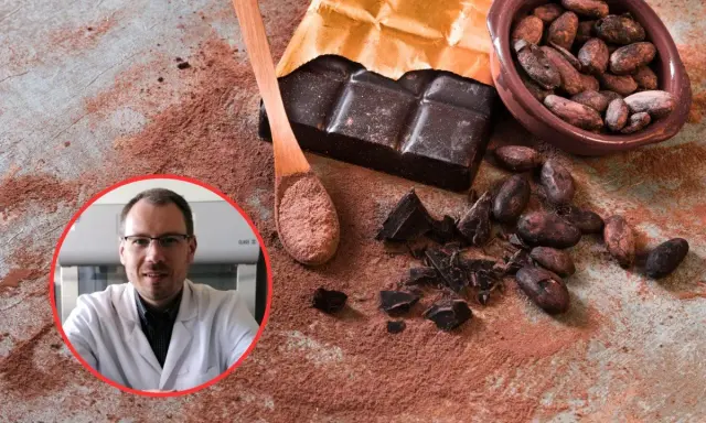 Czy gorzka czekolada jest zdrowa? Naukowiec w białym fartuchu analizuje ziarna kakao, tabliczkę gorzkiej czekolady i kakao w proszku.
