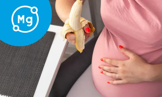 Ciężarna kobieta je banana, symbolizującego magnez w ciąży.