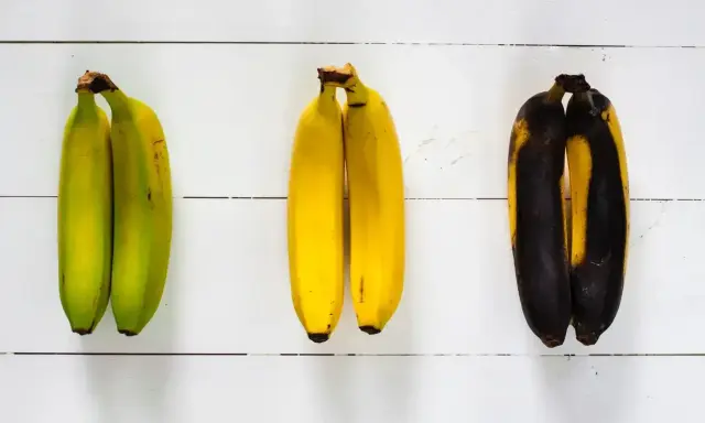 Trzy pary bananów: zielone, żółte i mocno dojrzałe. Czy banan jest lekkostrawny? Zależy od stopnia dojrzałości!