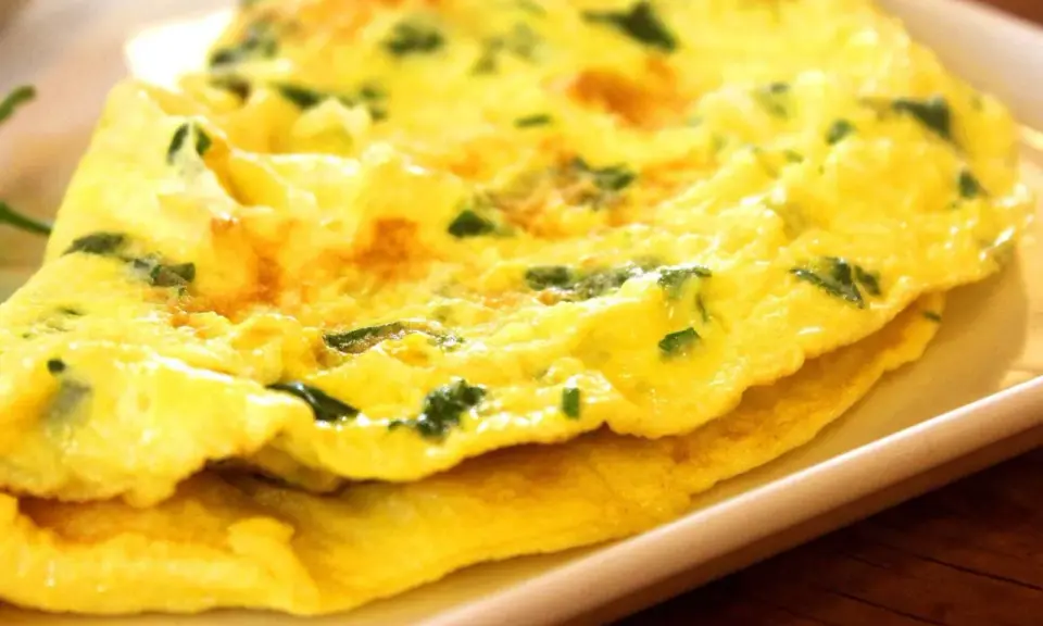 Złocisty omlet z ziołami, idealny na śniadanie. Proste i pyszne dieta niskowęglowodanowa przepisy.