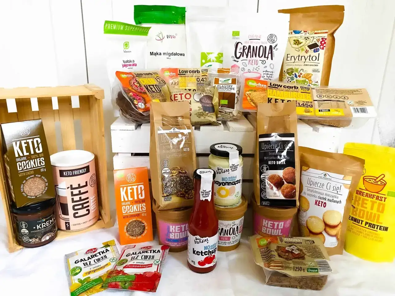 Tabela co może jeść cukrzyk: keto granola, mąka migdałowa, keto cookies, erytrytol, keto bułki, keto bowl, galaretki bez cukru.