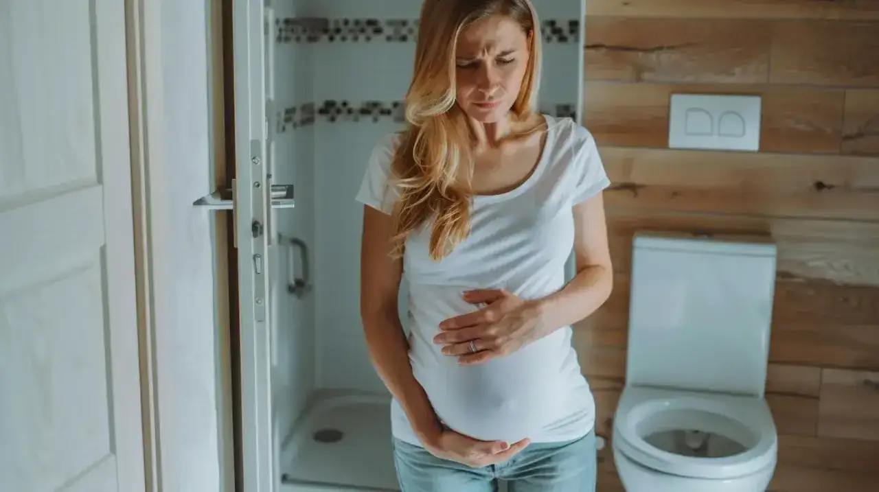 Kobieta w 3 trymestrze ciąży odczuwa ból brzucha jak na okres.