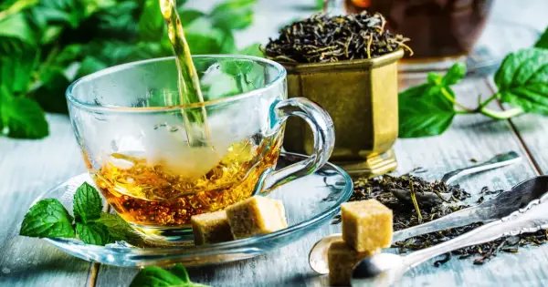 Czy zielona herbata obniża ciśnienie? Zaparzona w szklanej filiżance, z kostkami cukru i świeżą miętą, kusi aromatem.